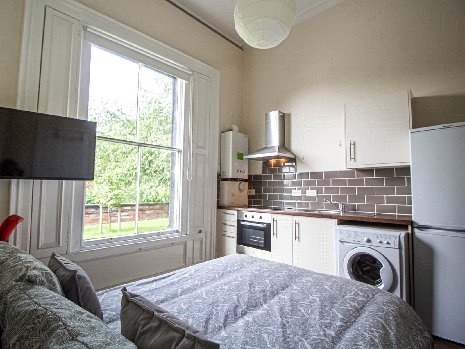 Room Clarendon Road in Leeds