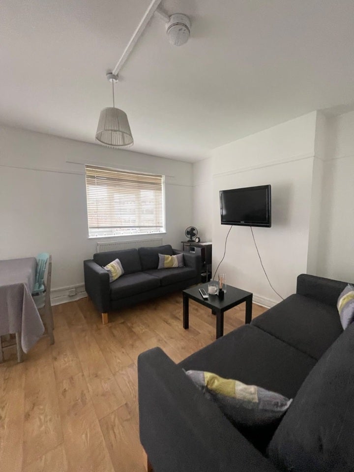 Room Sir Alexander Close in Greater London