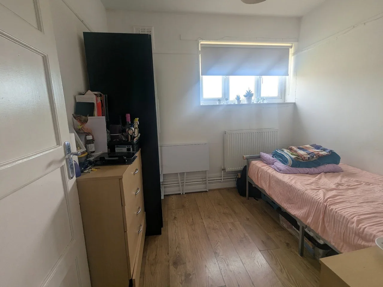 Room Sir Alexander Close in Greater London