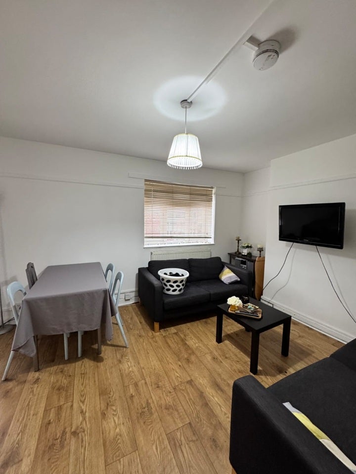Room Sir Alexander Close in Greater London