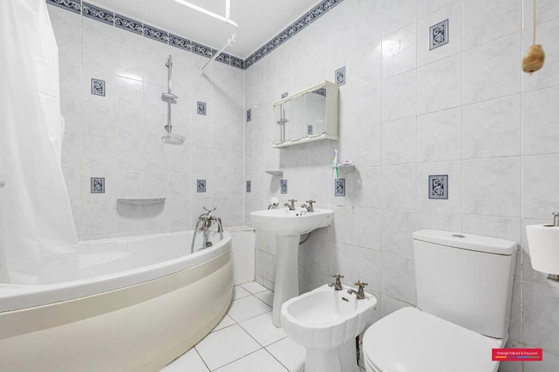 Room Maynard Close in Greater London
