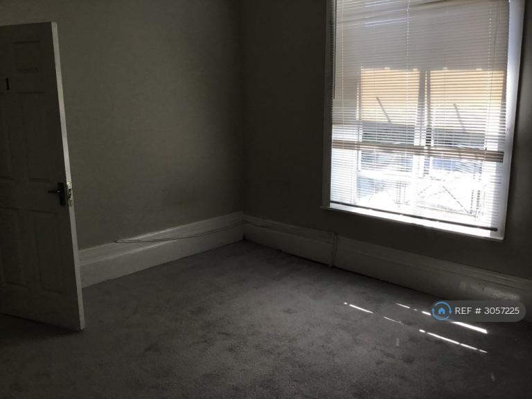 Room Fairview Road in Cheltenham