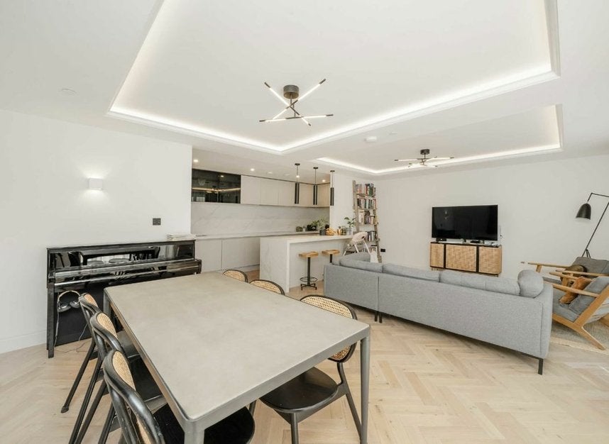 Flat Armitage Road in Greater London