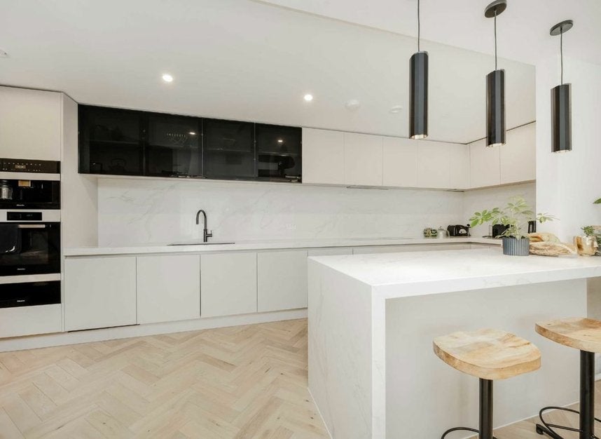 Flat Armitage Road in Greater London
