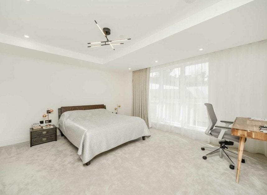 Flat Armitage Road in Greater London