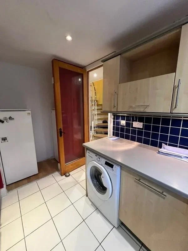 Room Rush Common Mews in Greater London