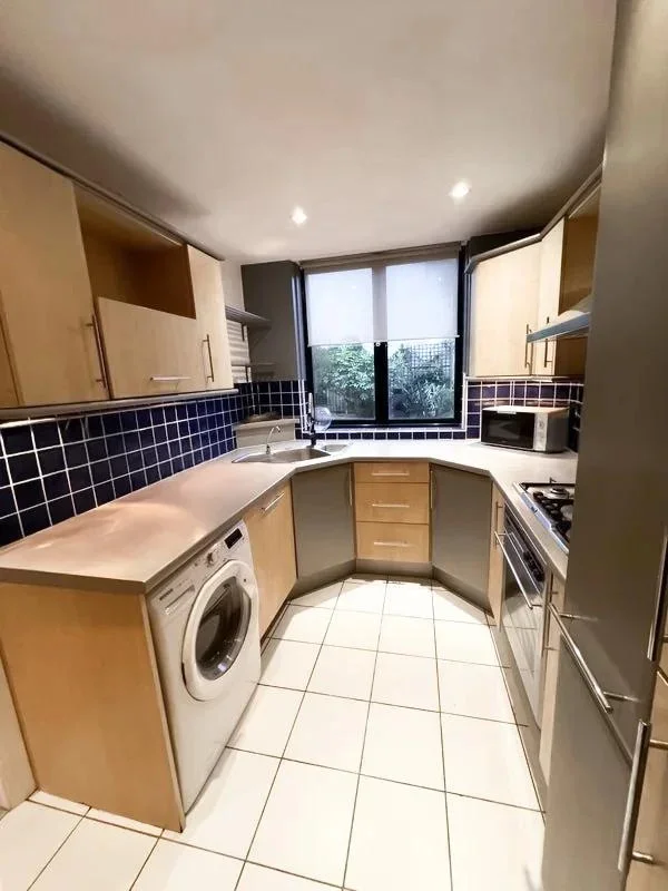 Room Rush Common Mews in Greater London