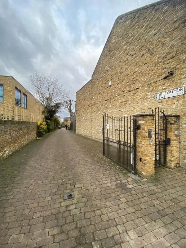 Room Rush Common Mews in Greater London