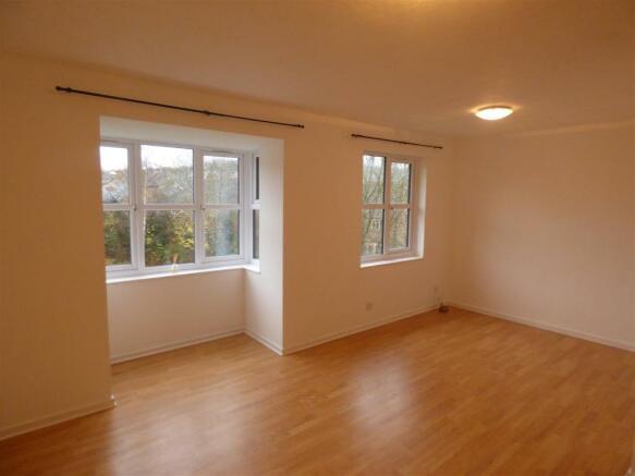 Flat Longacre Road in Ashford