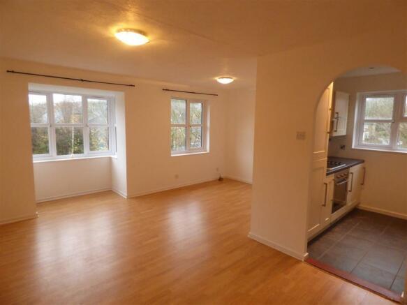 Flat Longacre Road in Ashford