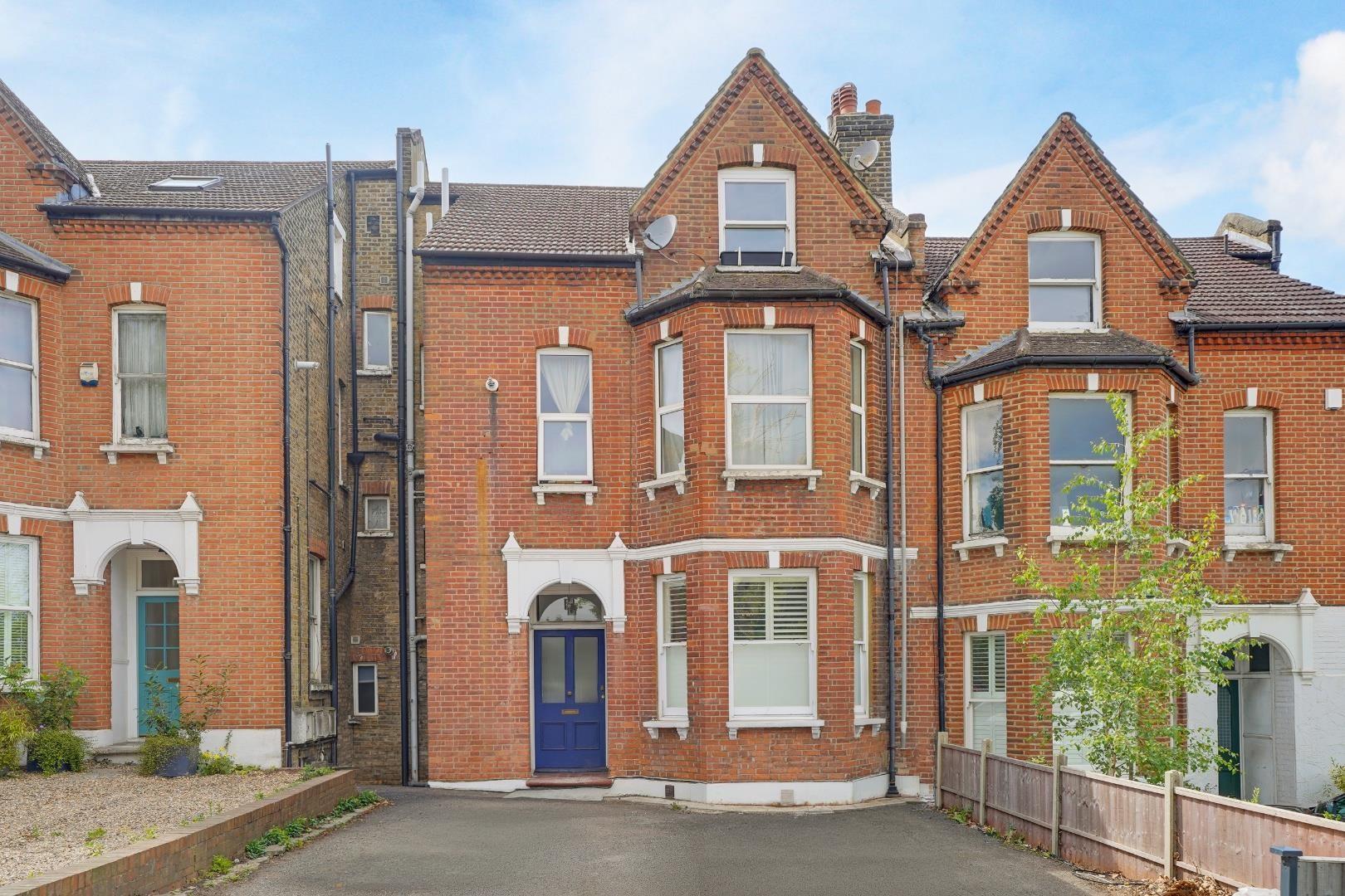 House Knight's Hill in Greater London