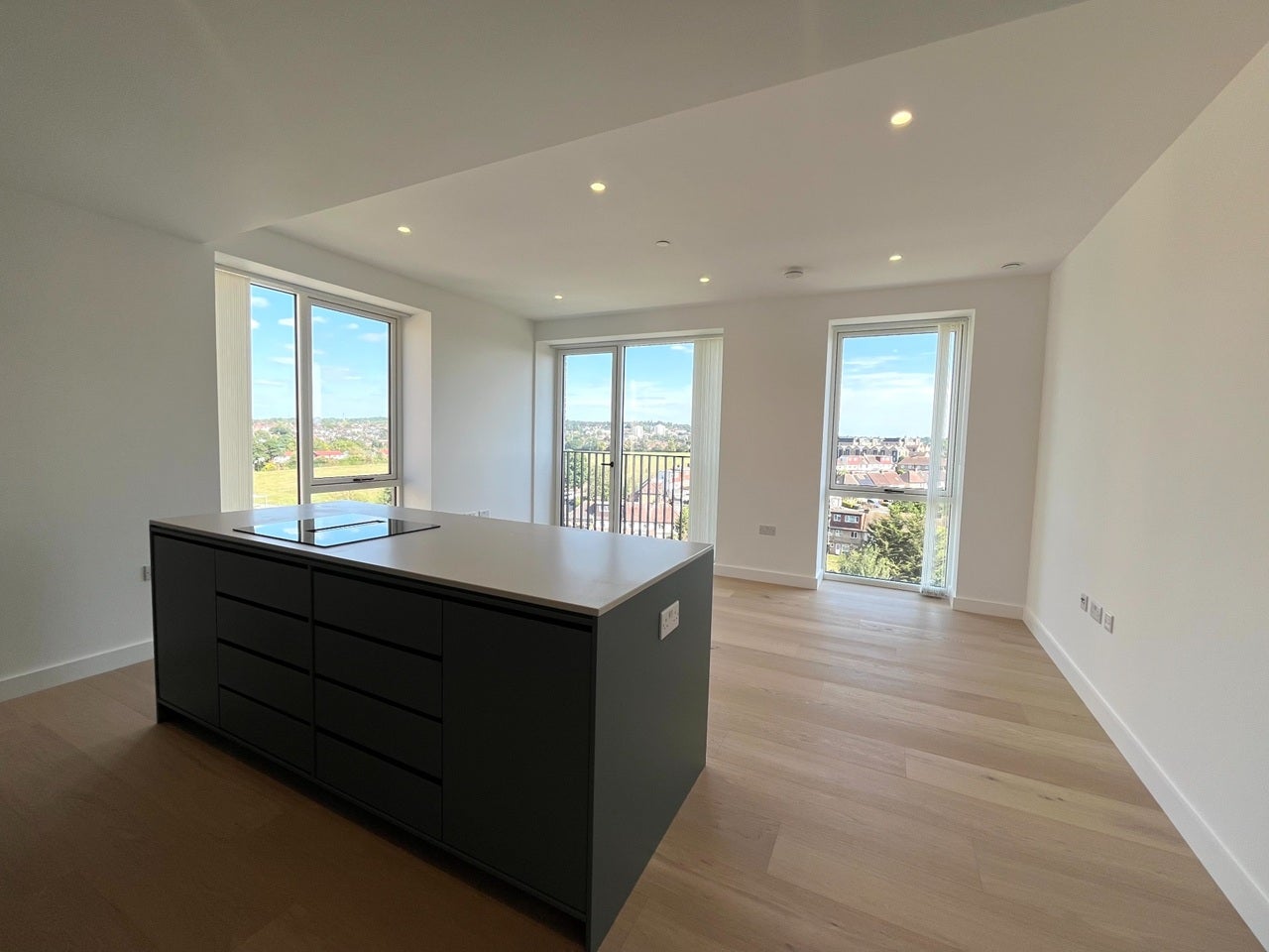 Flat Parkview Avenue in Greater London