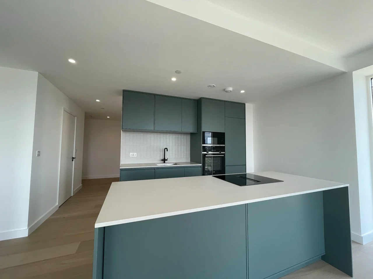 Flat Parkview Avenue in Greater London