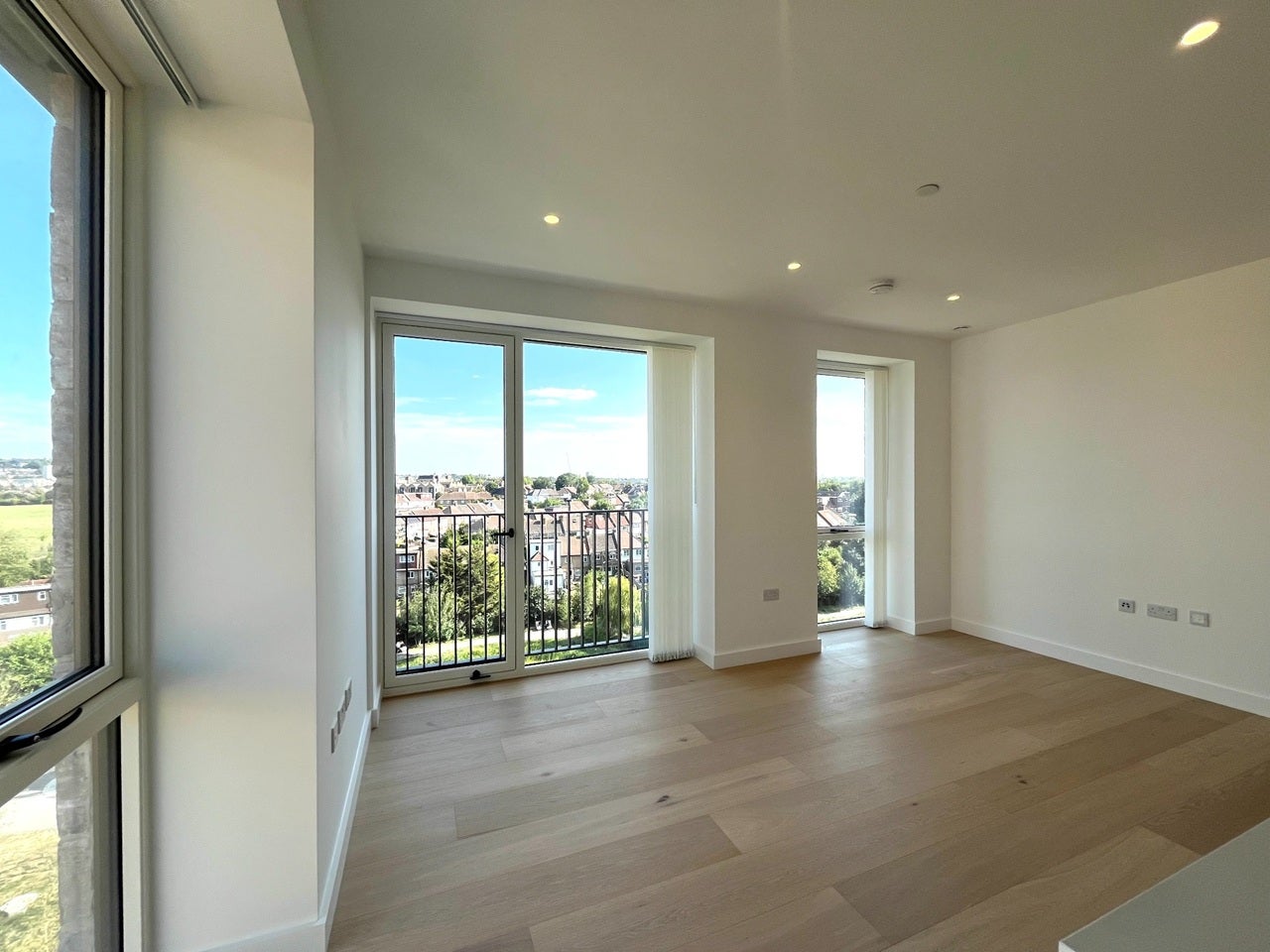 Flat Parkview Avenue in Greater London