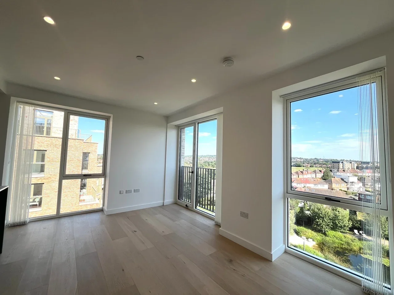 Flat Parkview Avenue in Greater London