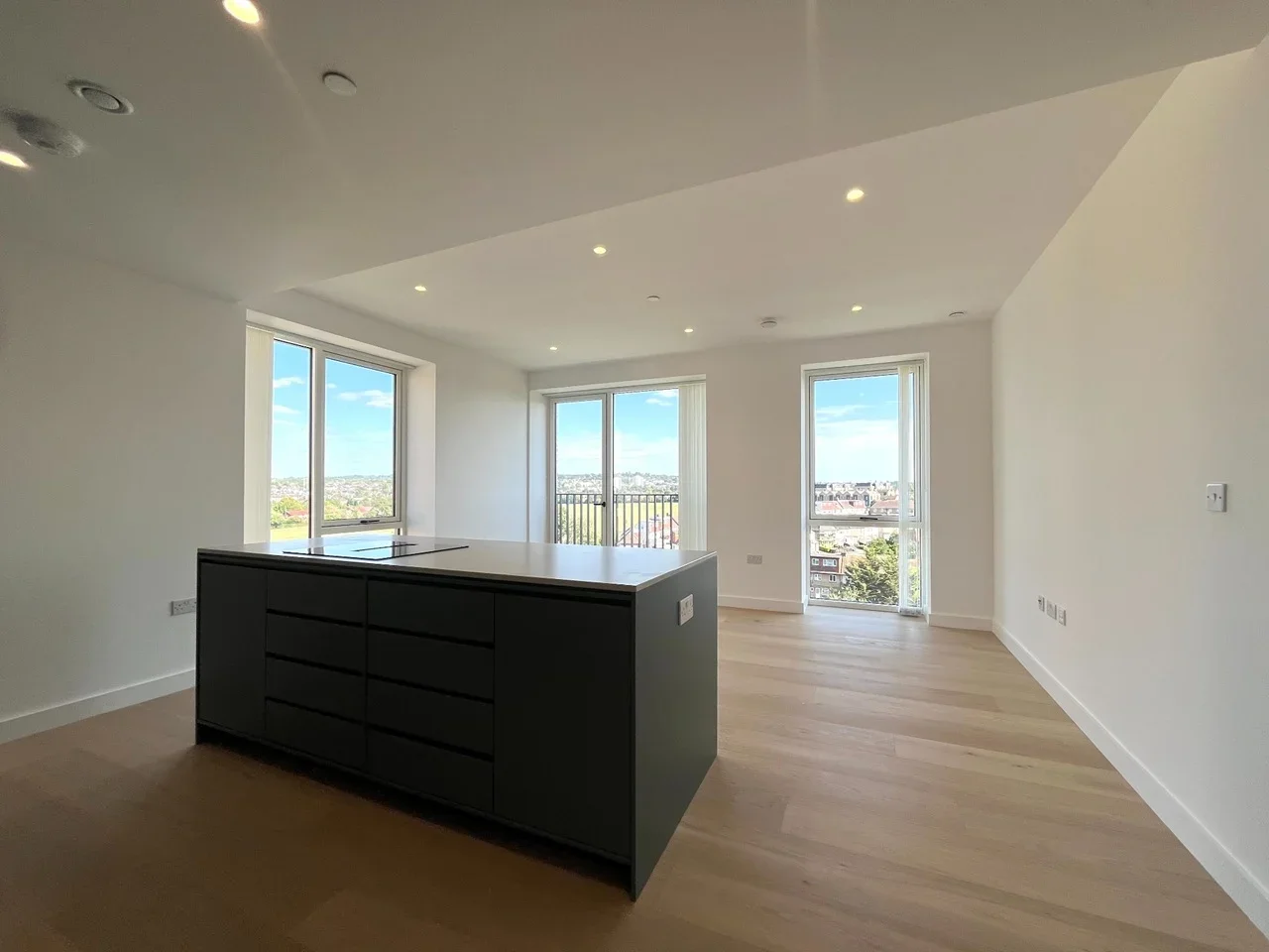 Flat Parkview Avenue in Greater London