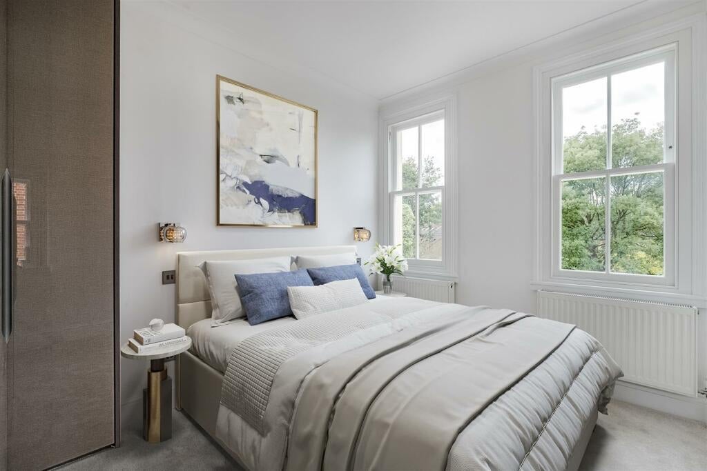 Flat Parkland Gardens in Greater London