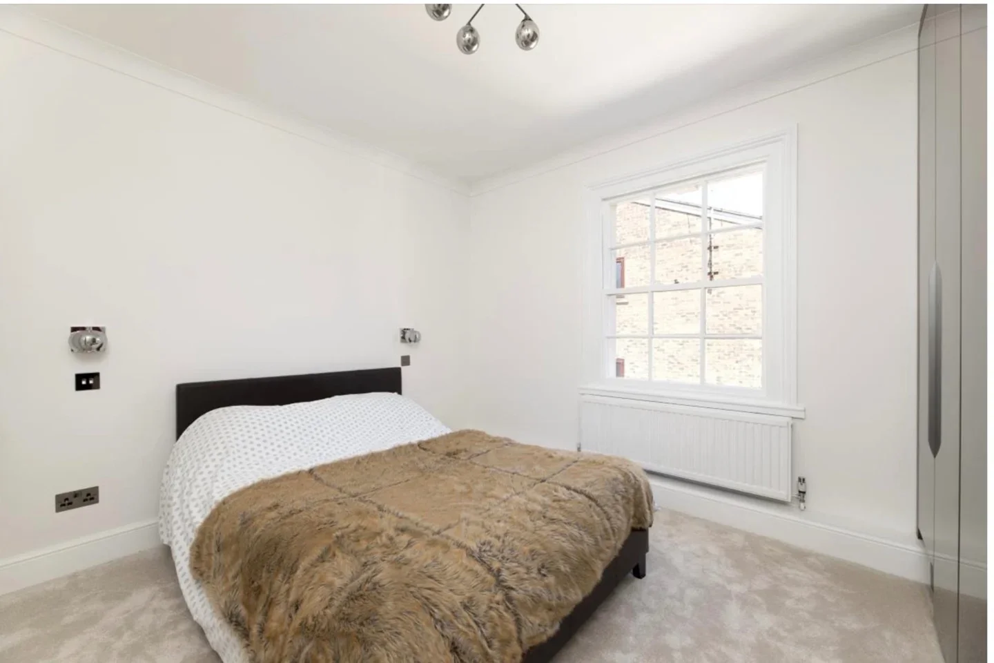 Flat Parkland Gardens in Greater London