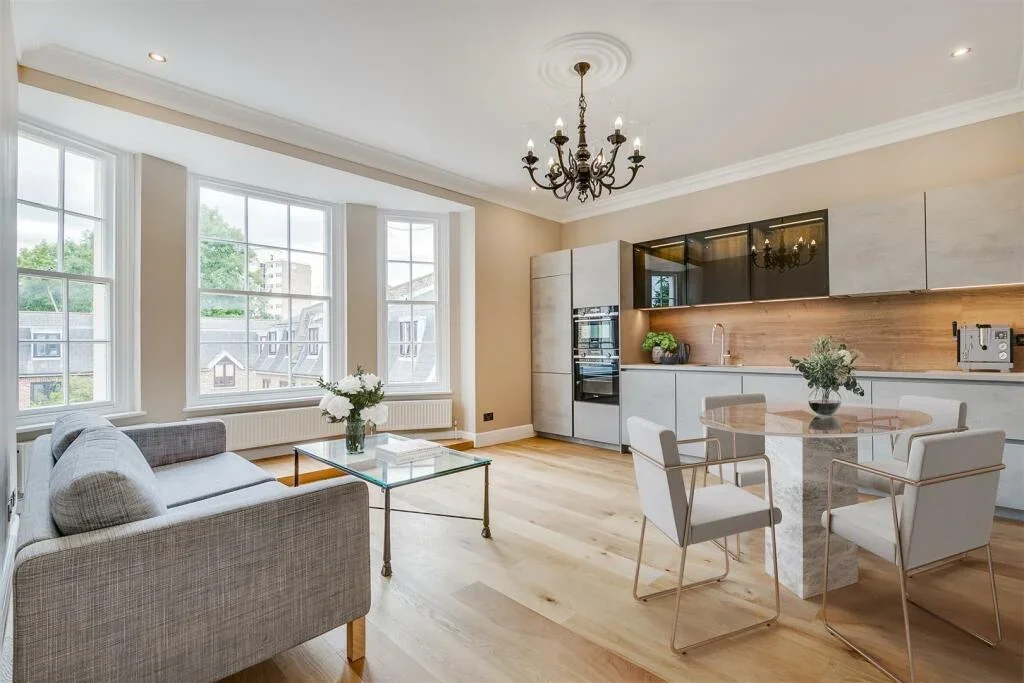 Flat Parkland Gardens in Greater London