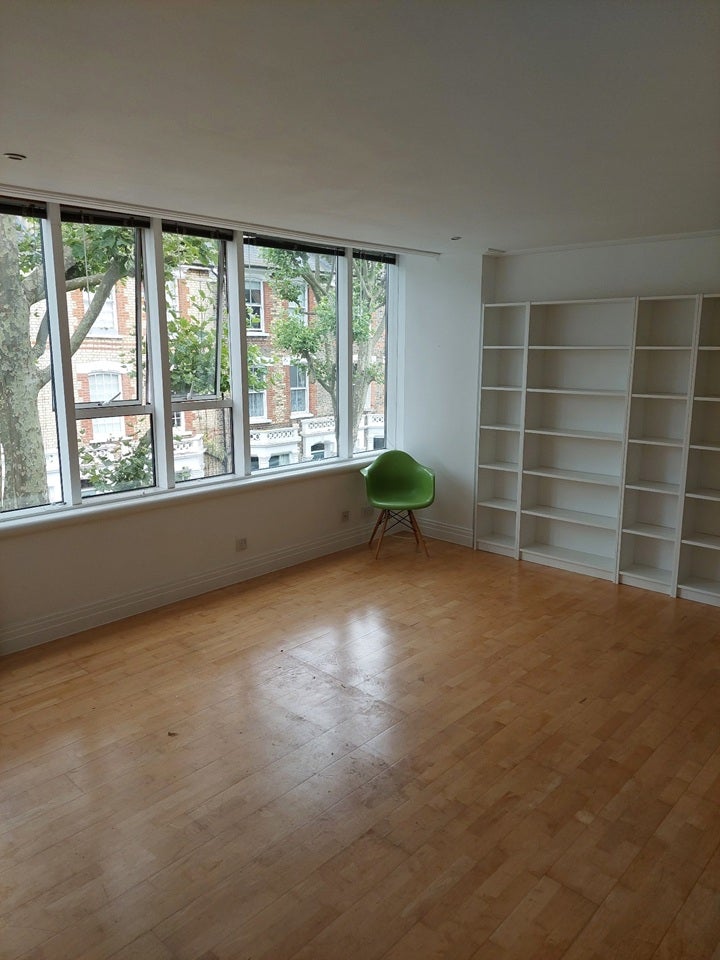 Flat Drayton Park in Greater London