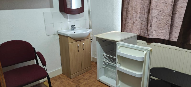Room Whitby Road in Slough