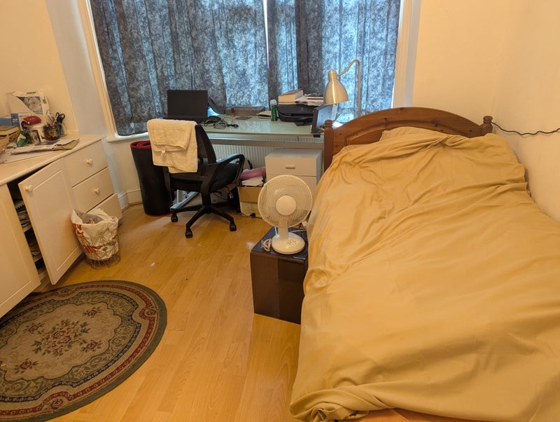 Room Leslie Road in Greater London