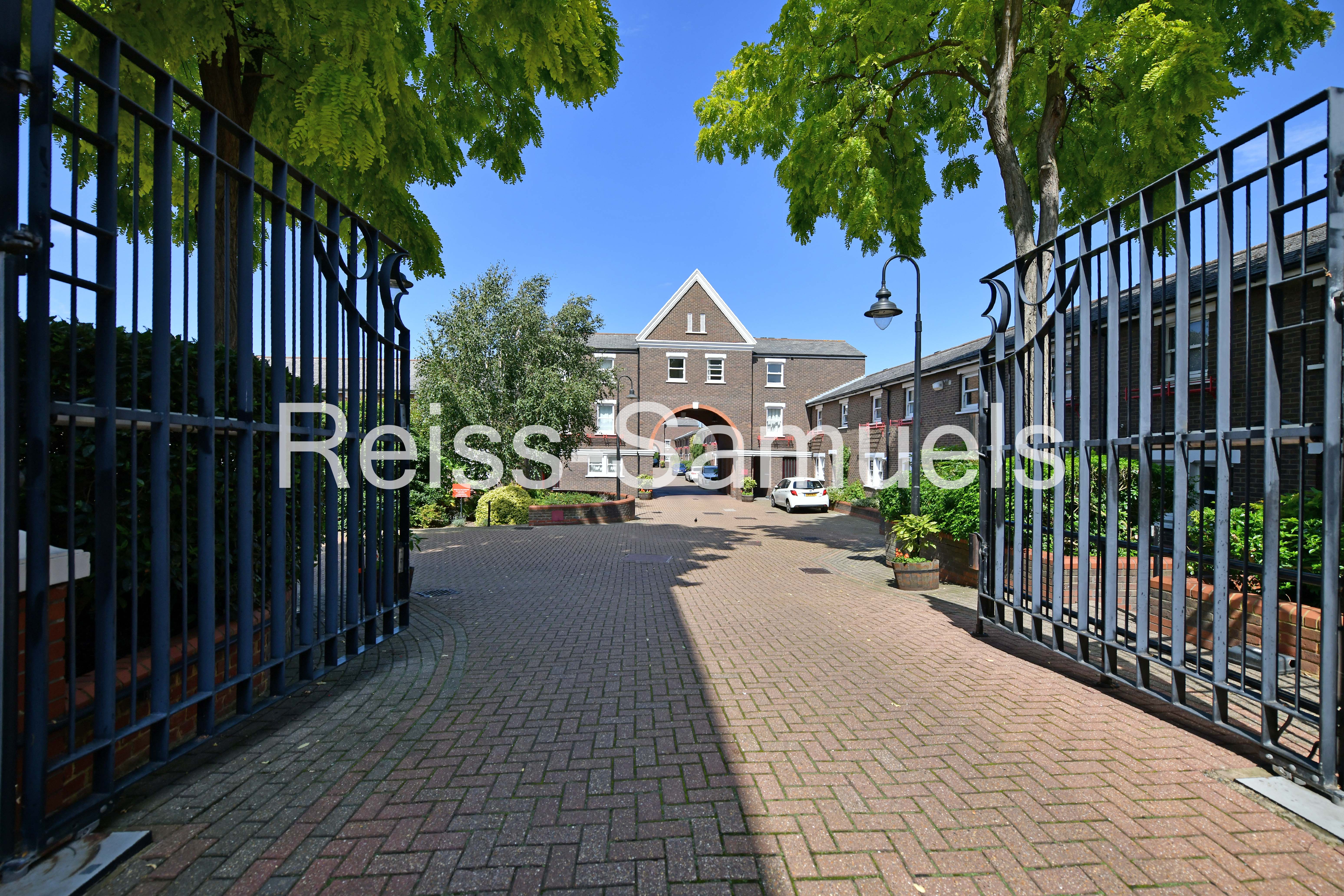 Flat Lockesfield Place in Greater London