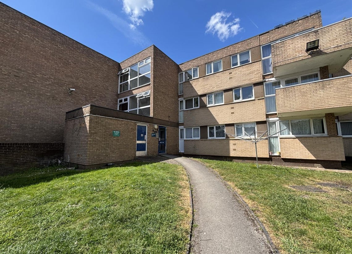 Flat Kenelm Court in Coventry