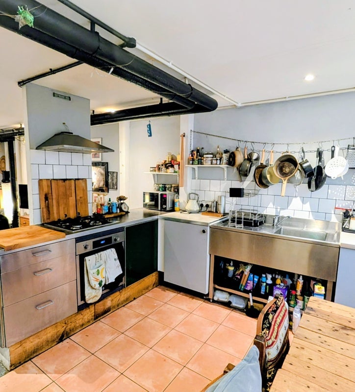 Room Catwalk Place in Greater London