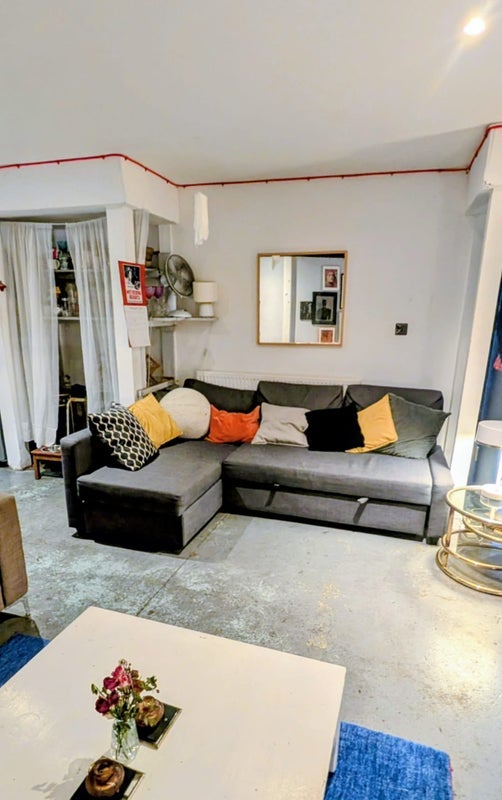 Room Catwalk Place in Greater London