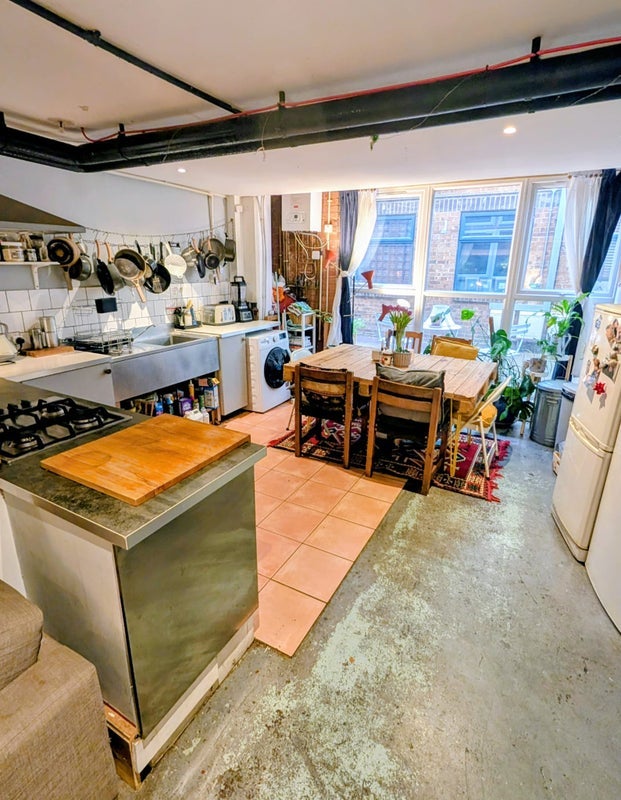 Room Catwalk Place in Greater London
