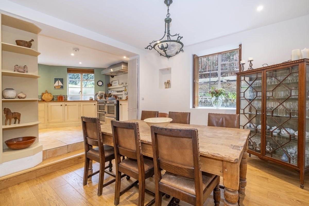 Flat Crooked Billet in Greater London