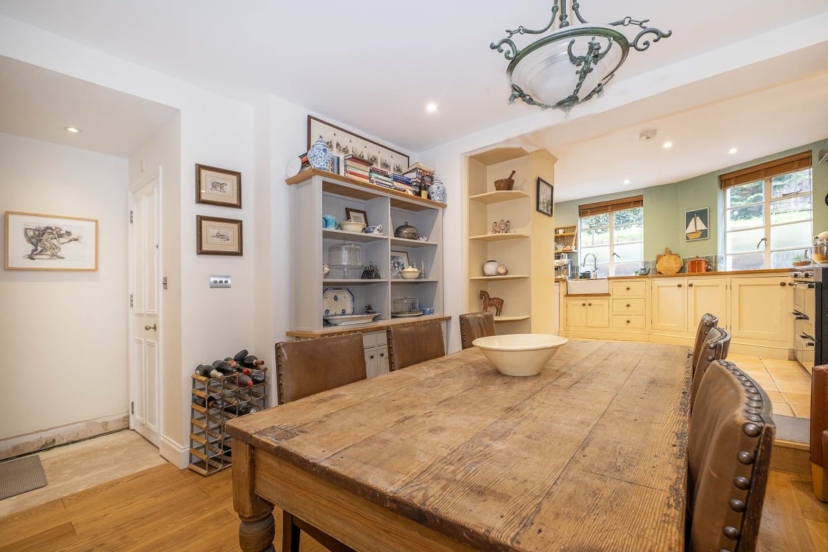 Flat Crooked Billet in Greater London