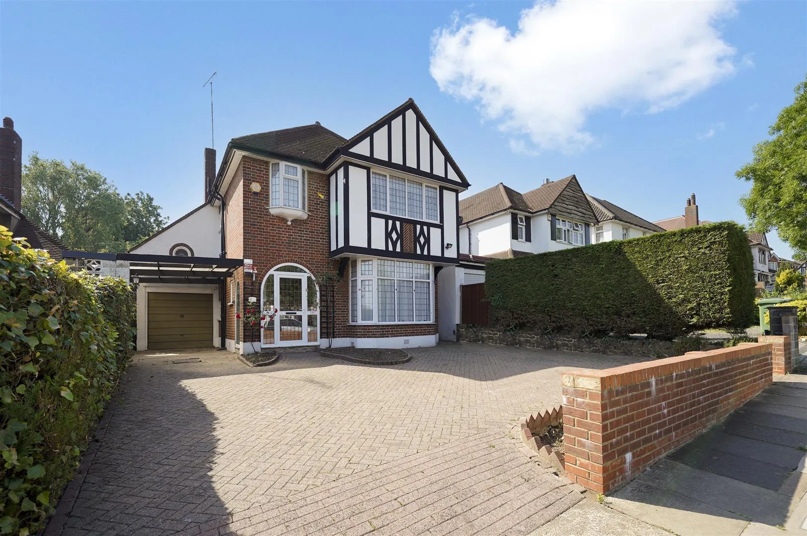 Flat Sudbury Court Drive in Greater London