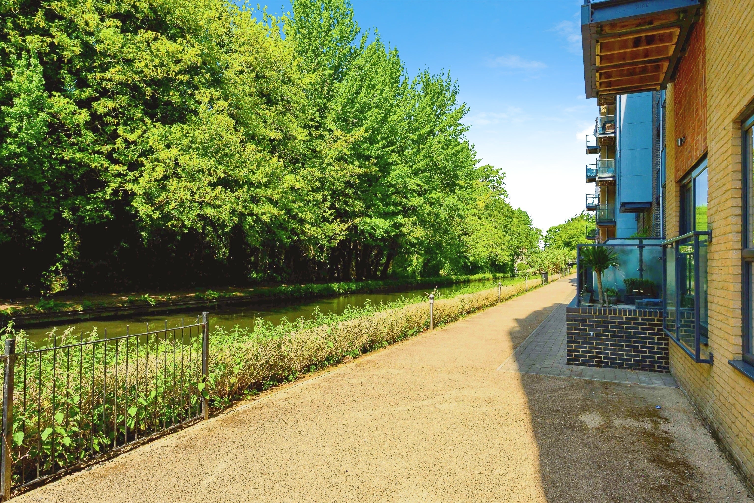 Flat Grand Union Canal in Dacorum