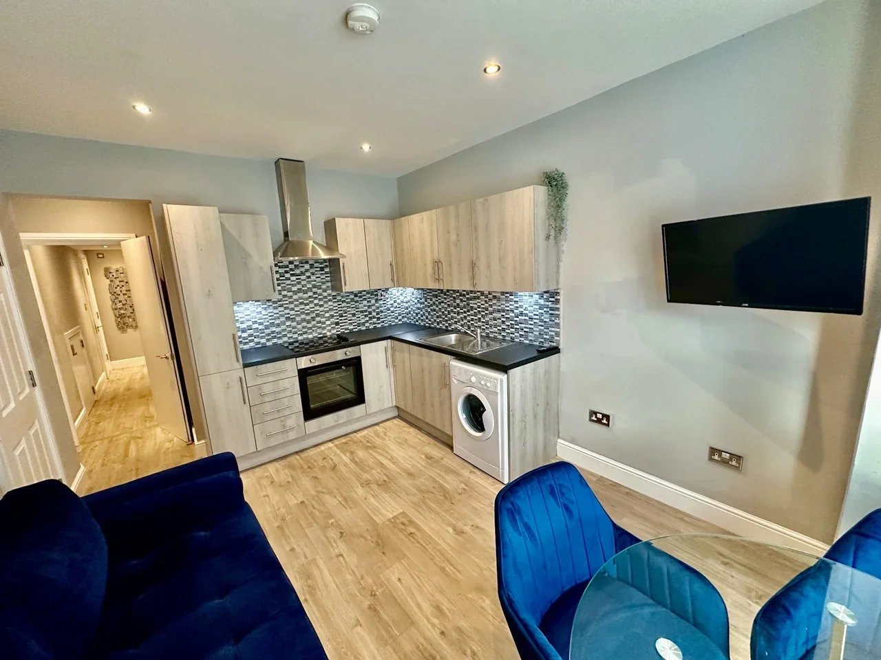 Flat Felix Road in Greater London