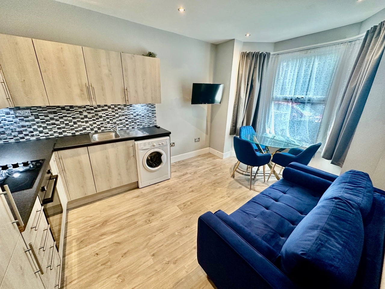 Flat Felix Road in Greater London