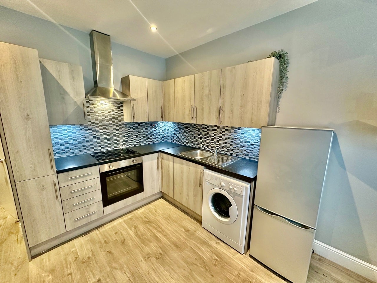 Flat Felix Road in Greater London