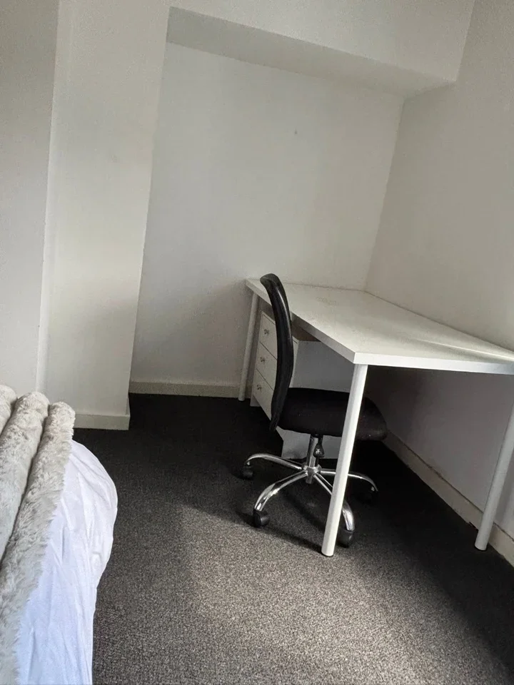 Room Whitchurch Avenue in Greater London