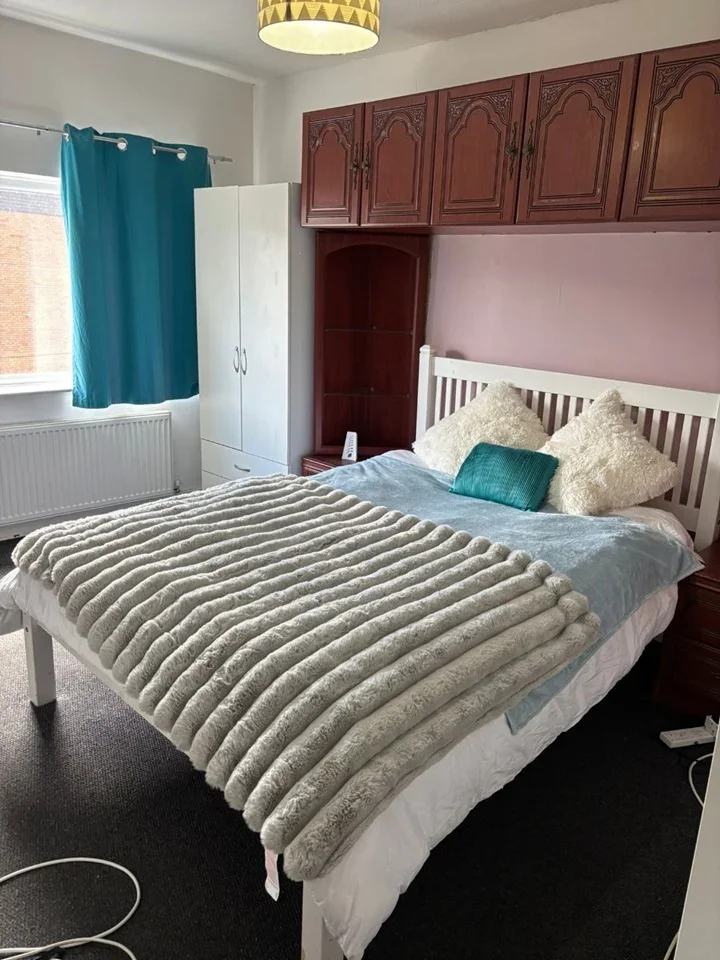Room Whitchurch Avenue in Greater London