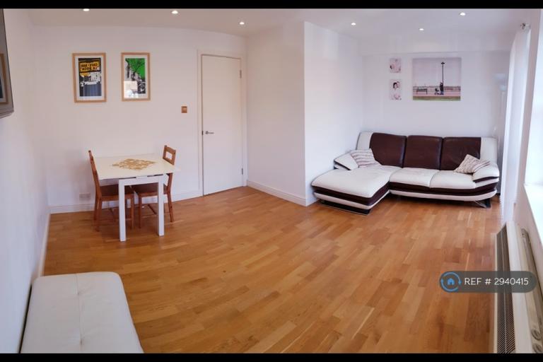 Flat Observatory Mews in Greater London