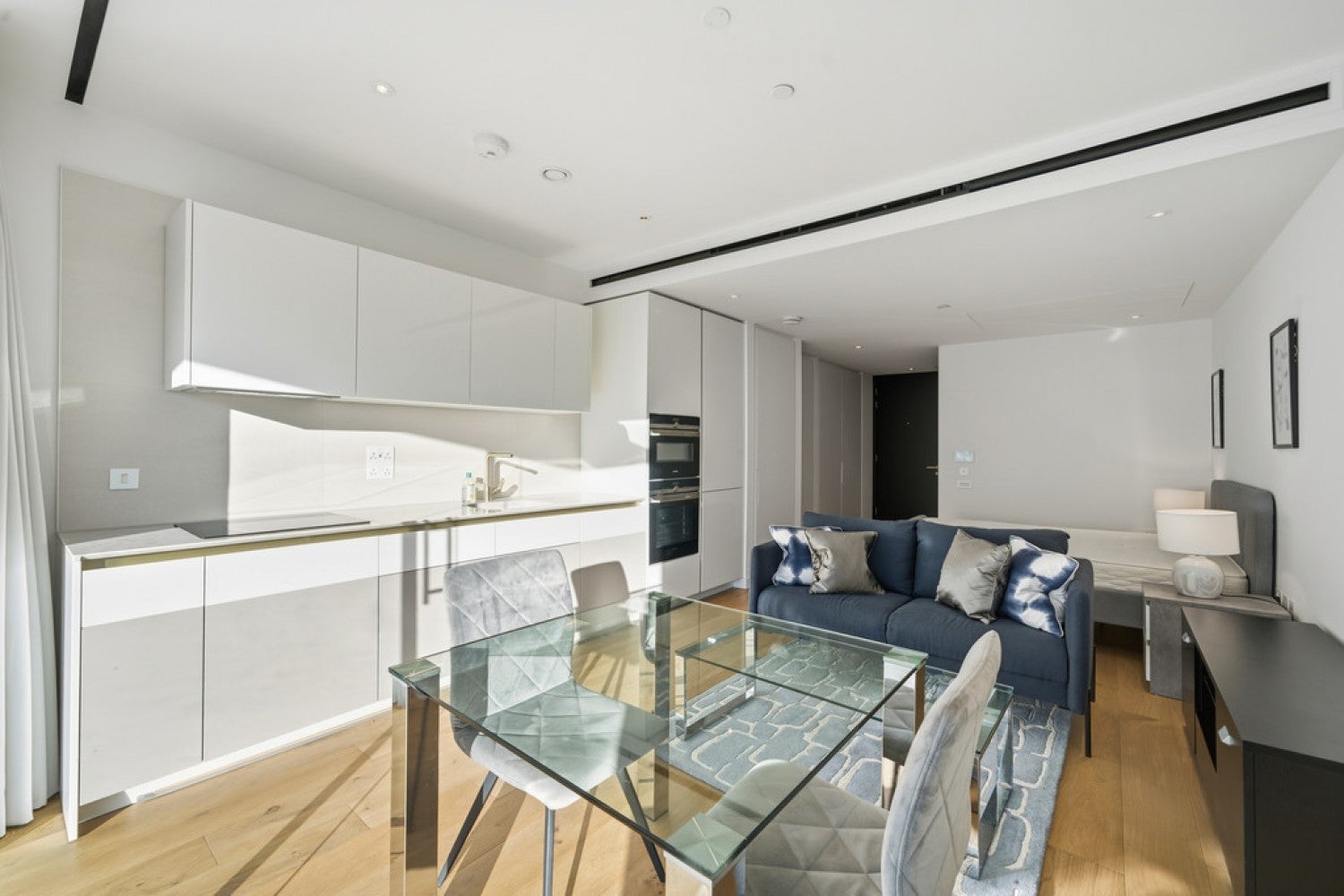 Flat Electric Boulevard in Greater London