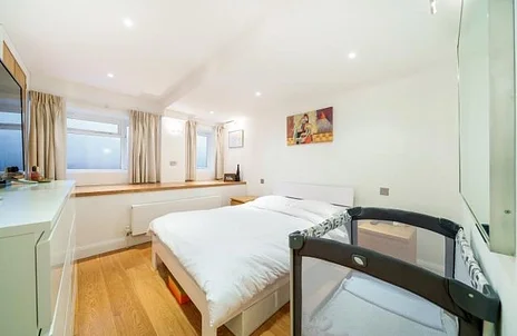 Flat Palace Court in Greater London