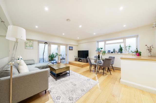 Flat Palace Court in Greater London