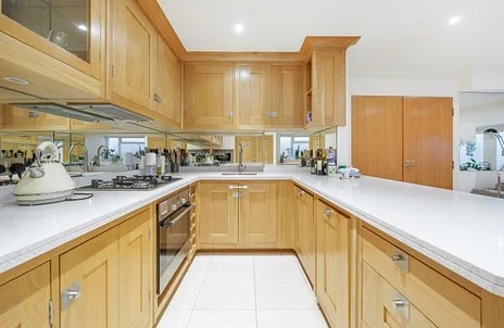 Flat Palace Court in Greater London