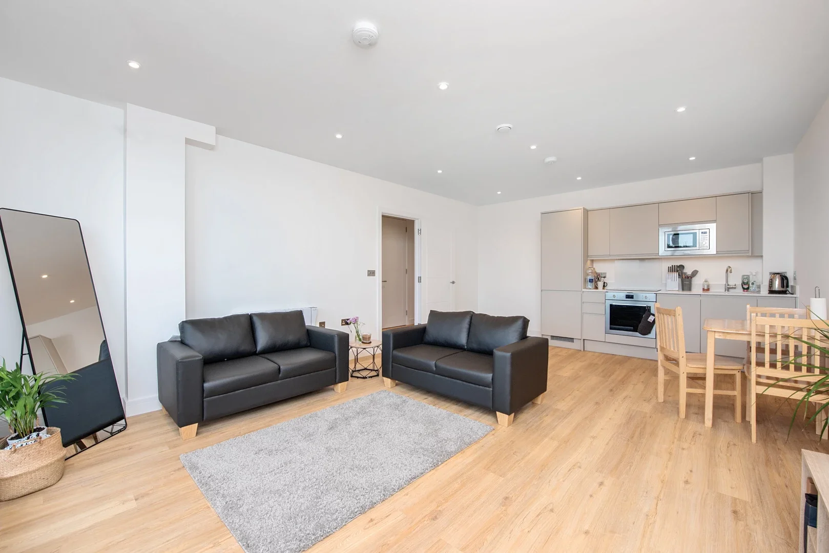 Flat Farnborough Road in Rushmoor