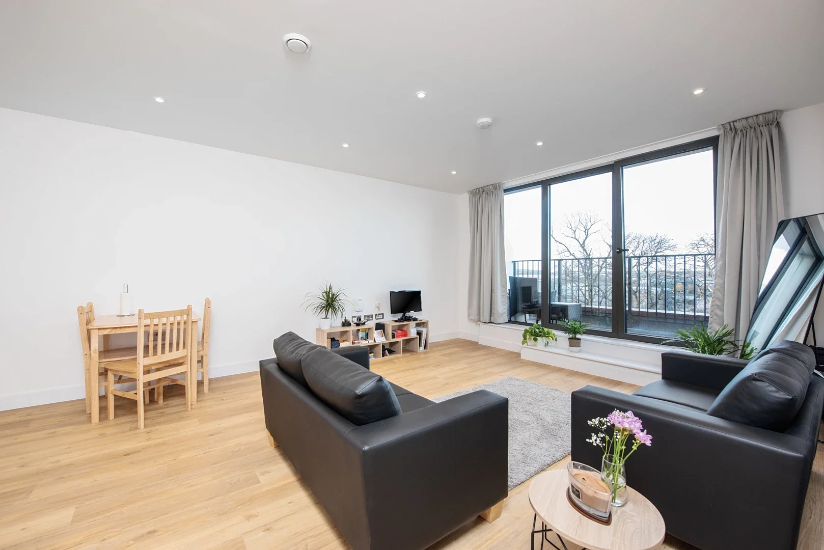 Flat Farnborough Road in Rushmoor
