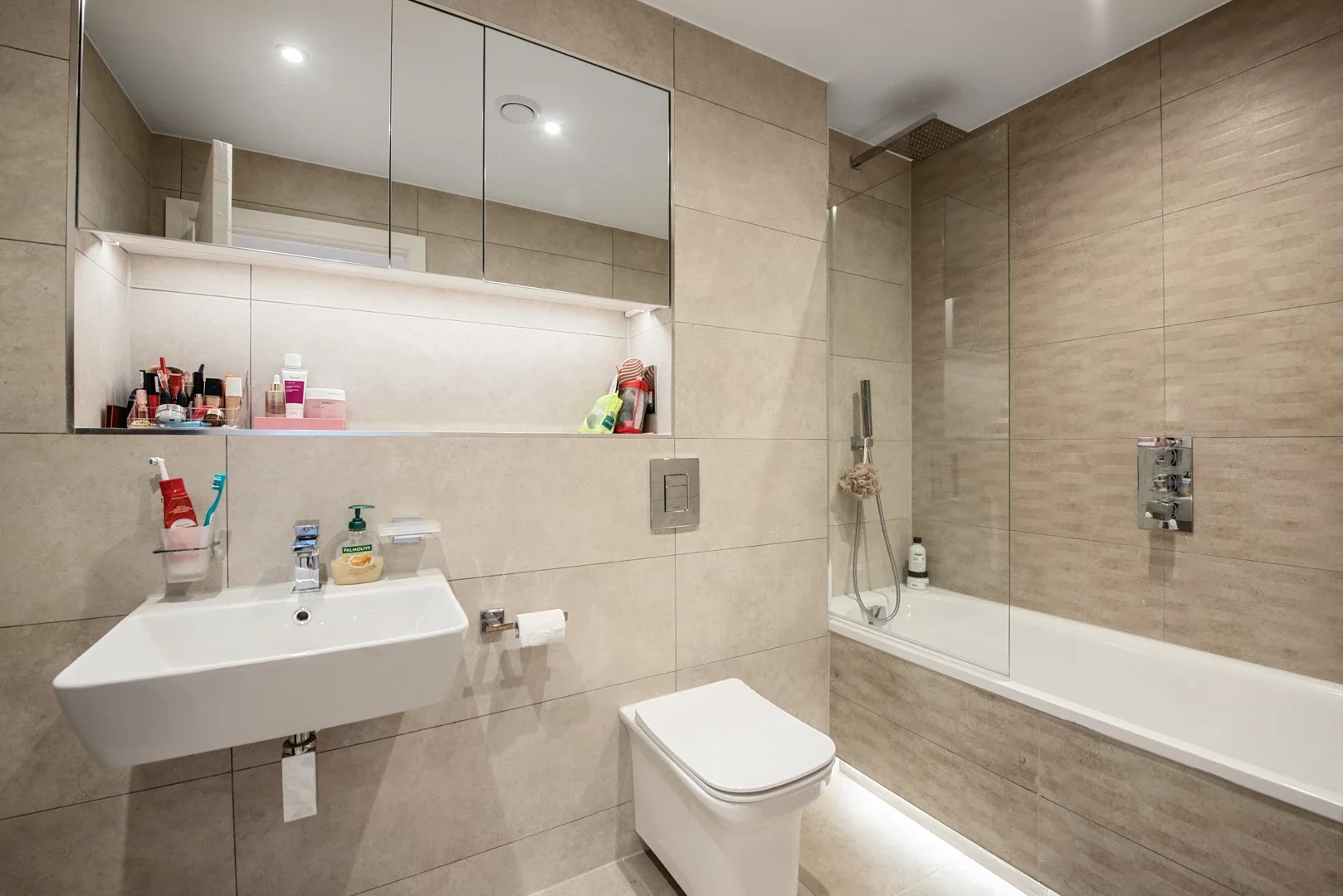 Flat Farnborough Road in Rushmoor