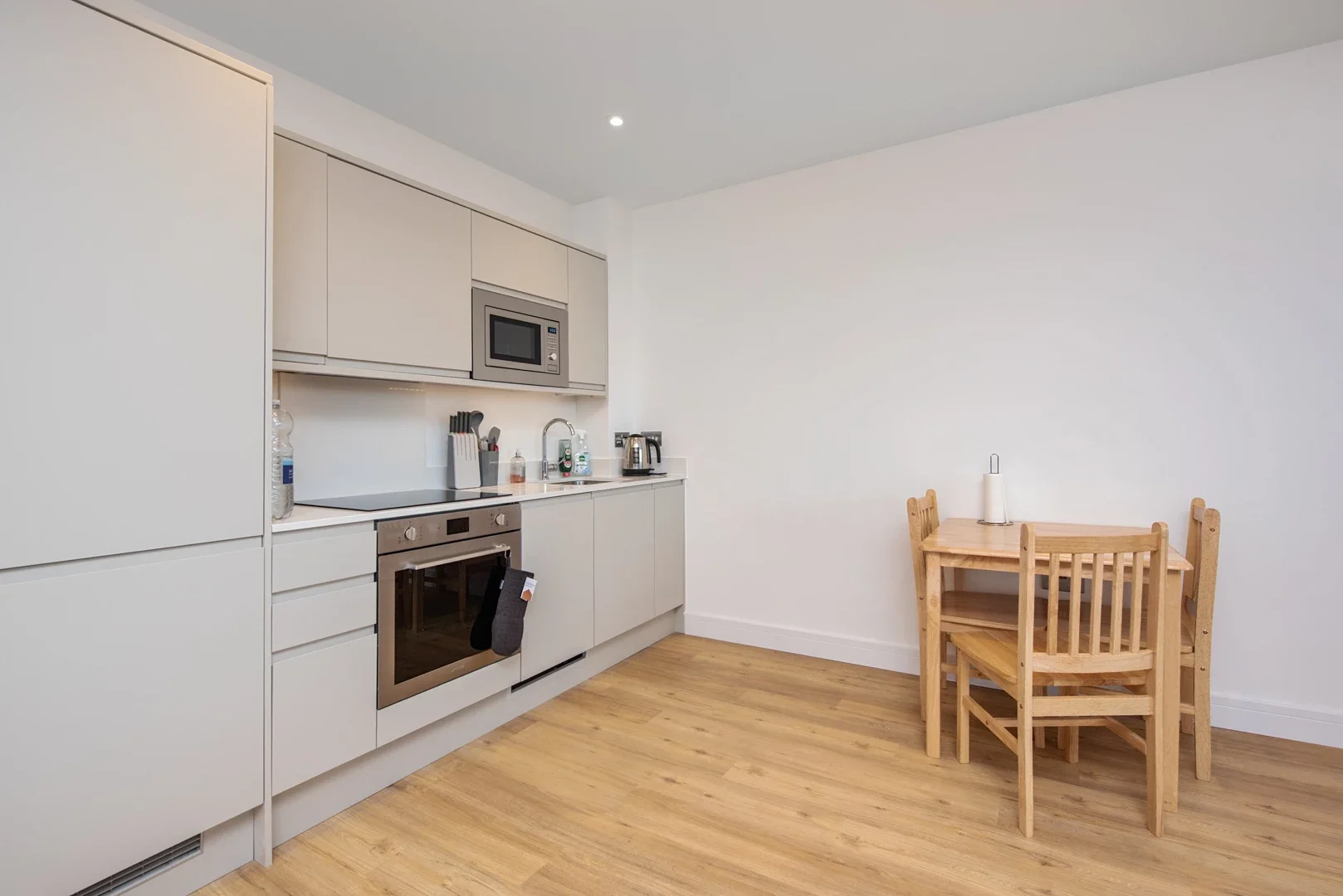 Flat Farnborough Road in Rushmoor