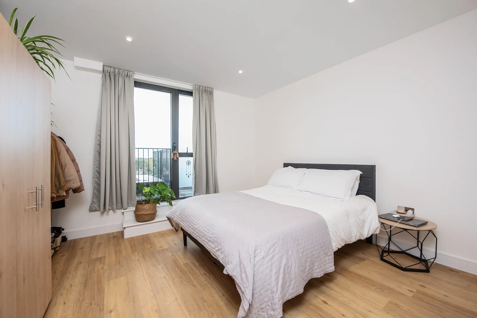 Flat Farnborough Road in Rushmoor